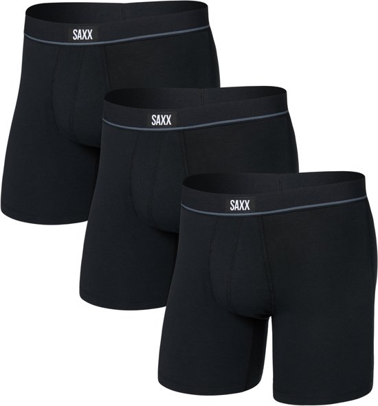 Drie zwarte SAXX boxershorts met grijze tailleband op zwarte achtergrond.