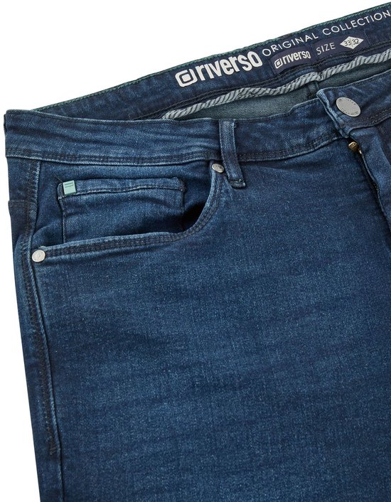 Donkerblauwe denim jeans met riemlussen, ritssluiting en zakken. Riverso logo op de tailleband.