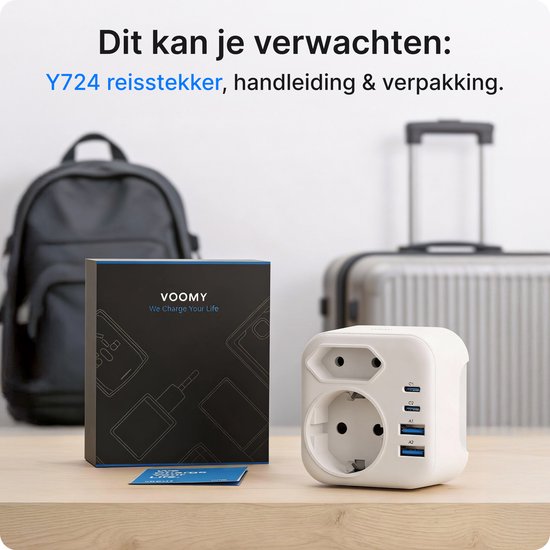 Witte Voomy reisstekker met verpakking, naast een rugzak en koffer.