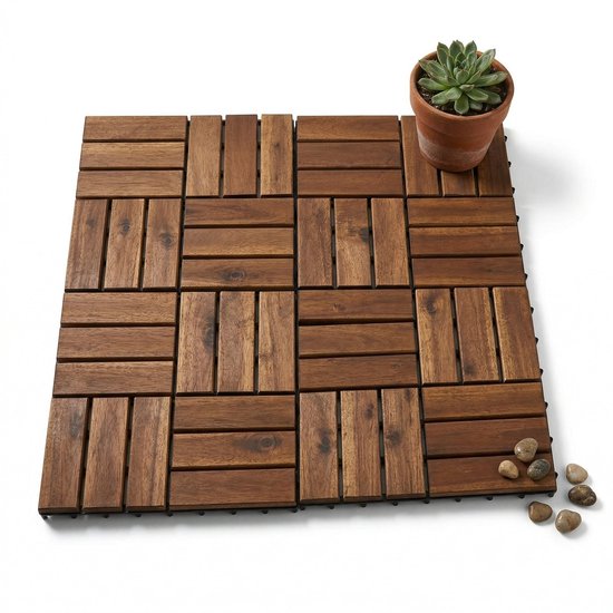 Houten vlondertegels met een bruin patroon, met kleine stenen en een potplant.