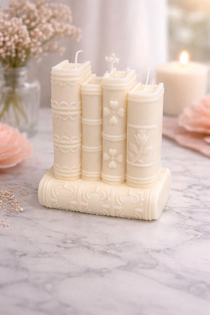 Lumen and Lux Candles Luxe Kaars in de Vorm van een Boekenstapel – Crème Wit – Handgemaakt & Decoratief - Meester - Juffrouw - Leerkracht crème / Ivoor