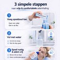 3 stappen: voeg spoelzout toe, vul met water, spoel & adem vrij. Een hand voegt zakje toe aan fles.