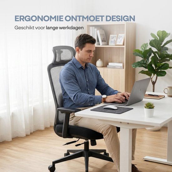 Man zit aan een bureau op een zwarte ergonomische bureaustoel en werkt op een laptop.