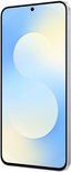 Zilverkleurige smartphone met een scherm dat een geleidelijke overgang van blauw naar geel toont.