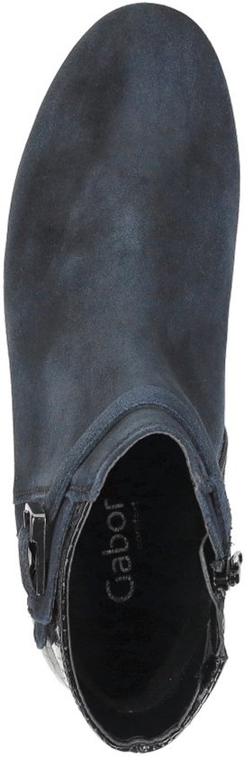 Bovenaanzicht van een donkerblauwe suède enkellaars met rits en gespdetails.
