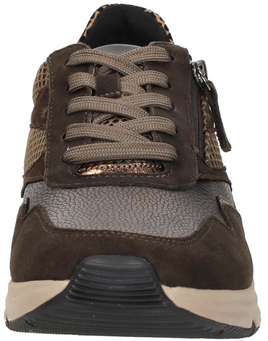 Voorkant van een bruine Gabor sneaker met panterprint, rits en beige zool.