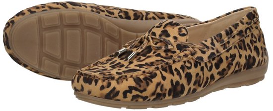 Loafer met luipaardprint naast de onderkant van de schoen, met een rubberen profielzool.