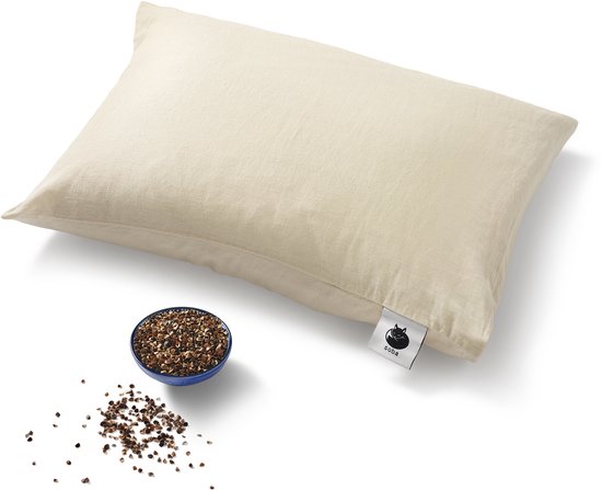 Beige linnen kussen met een zwart Soba-label, naast een schaaltje boekweitkorrels.