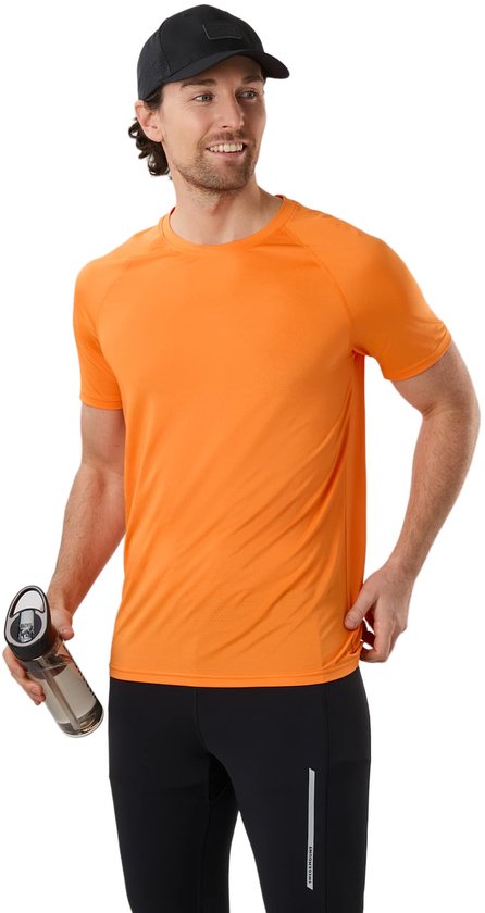 Man met oranje sportshirt, zwarte pet en zwarte sportbroek, hij houdt een waterfles vast.
