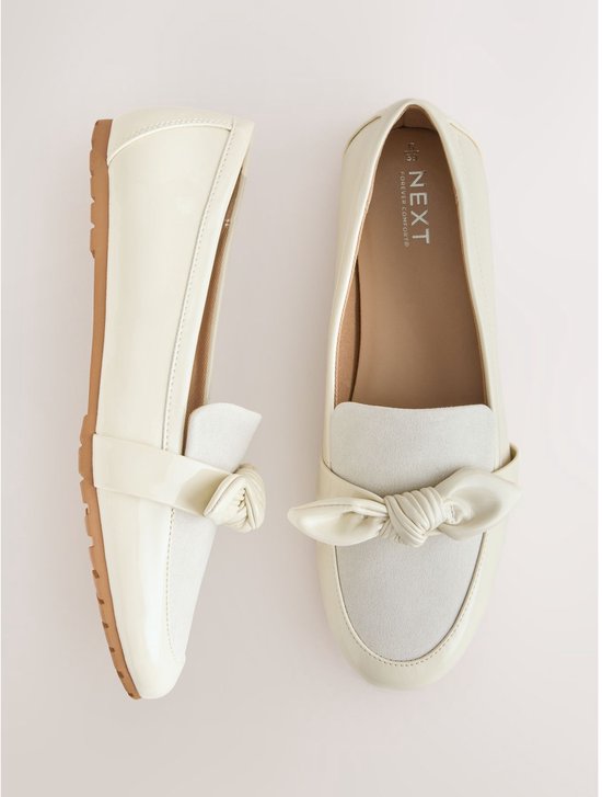Crèmekleurige lakleren loafers met suède neus en strik, met Next-logo.