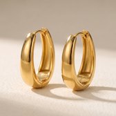 Gouden, gedraaide oorringen met een glanzende afwerking en zachte schaduwen.