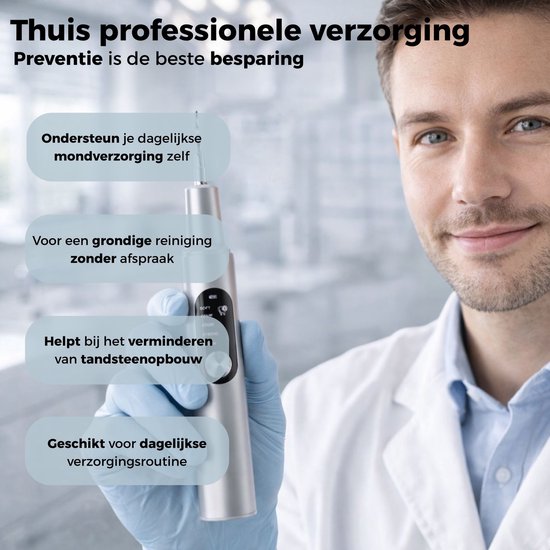 Man in witte jas met een Nextora tandsteenverwijderaar, met tekstballonnen over mondverzorging thuis.