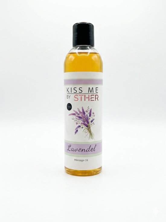 Massageolie met lavendel, merk Kiss Me by Sther. De olie is goudkleurig in een doorzichtige fles met een afbeelding van lavendel.