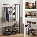 Industriële kapstok met bruine houten planken, zwart metalen frame, spiegel, schoenenrek en haken. Met jassen, koptelefoon, hoed en schoenen.