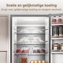 Open koelkast met laden vol vers fruit en groenten, en drankjes op de deurrekken. De tekst "Snel en gelijkmatige koeling" staat bovenaan.