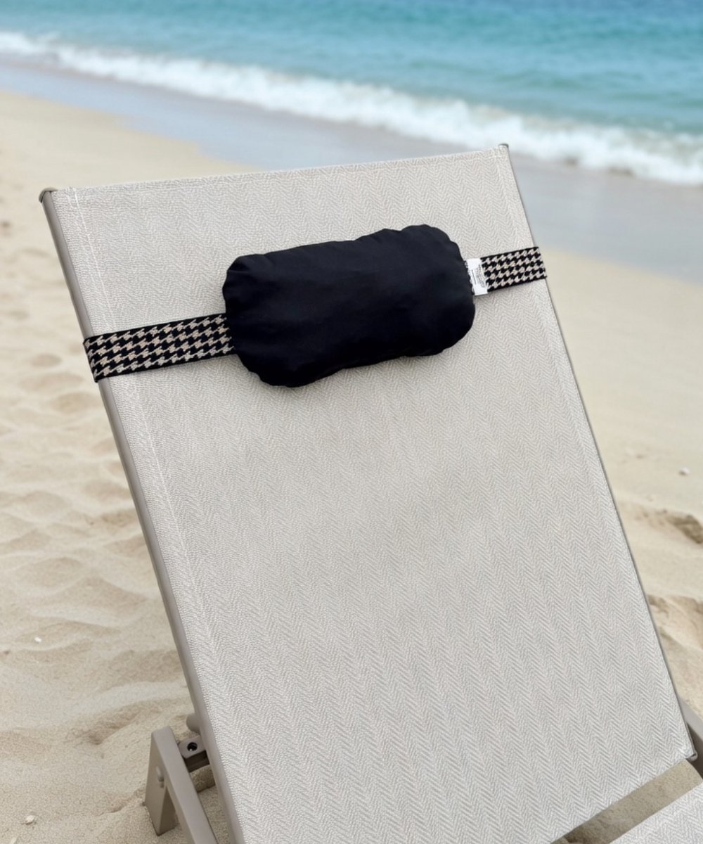 Beachcloud Santorini Strand Handdoek Elastiek met Katoenen Kussen – Voor Strandbed & Ligbed – Zwart met Zwart-Gouden Pied-de-Poule Handdoekelastiek