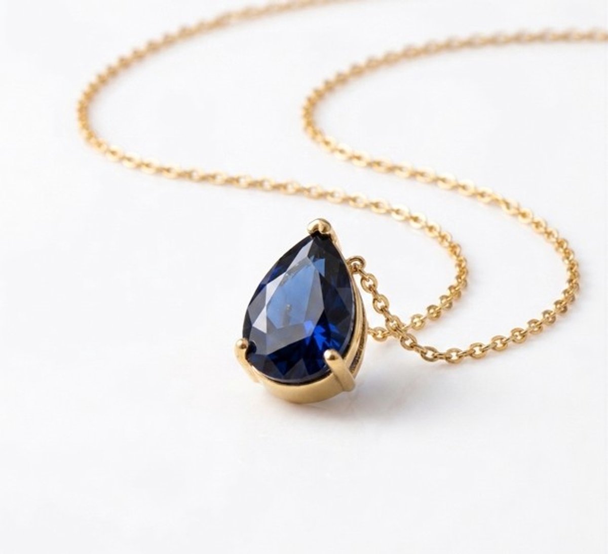 Aurélia Geboortesteen Ketting September - Saffier Blauw - Druppel Hanger - Zirkonia Kristal - Collier Dames - Cadeau Vrouw Moeder - Goudkleurig