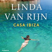 Boek "Casa Ibiza" van Linda van Rijn, met een vrouw die zwemt in helderblauw water.