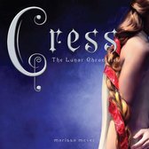 Boekomslag van 'Cress' met de tekst 'The Lunar Chronicles' en de naam van de auteur 'marissa meyer'. Een meisje met lang blond haar, gevlochten met een rode strik, is aan de rechterkant zichtbaar.