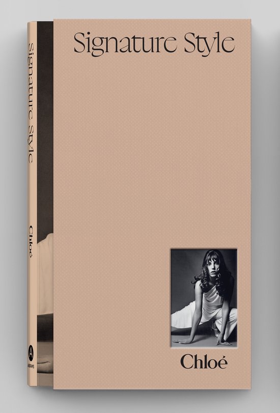 Boek "Signature Style" van Chloé met een kleine zwart-witfoto van een model op de voorkant.