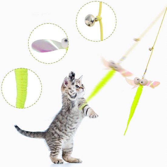 Kitten met open mond en opgetrokken pootjes, klaar om een hangende speelgoedlibel met groene staart te vangen.