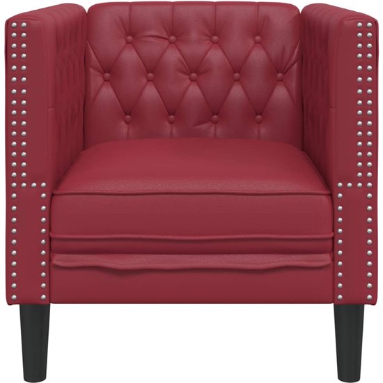 Wijnrood Chesterfield fauteuil met knopen en zilveren studs.