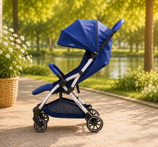 Zijaanzicht van de blauwe Leclerc buggy, opgevouwen. De buggy staat op wielen en heeft een opvouwbaar frame.