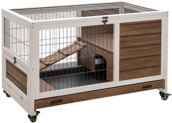 Konijnenkooi met houten panelen, witte accenten en metalen tralies, op wielen.