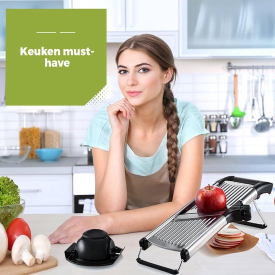 Vrouw met vlecht in een keuken, met mandoline en ingrediënten op tafel.