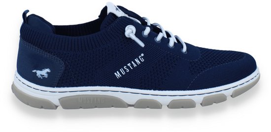 Donkerblauwe Mustang sneaker met witte veters, logo en textiel materiaal.