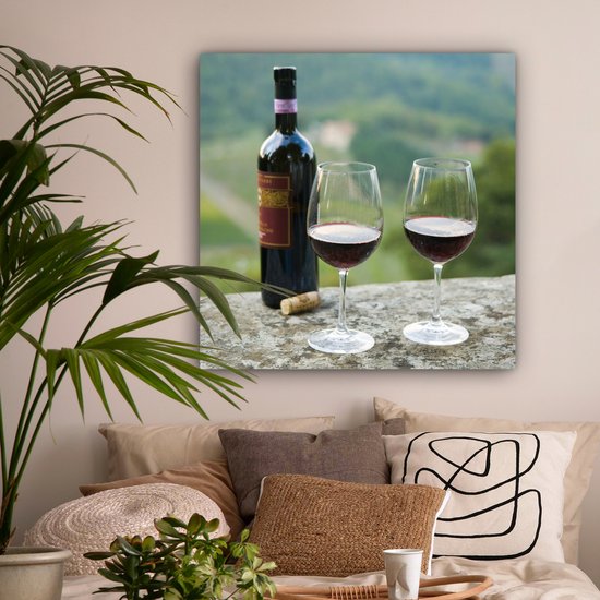 Peinture sur Toile Bouteille de Vin rouge avec Vignes de Sangiovese en Arrière-Plan - 90x90 cm - Décoration Décoration murale