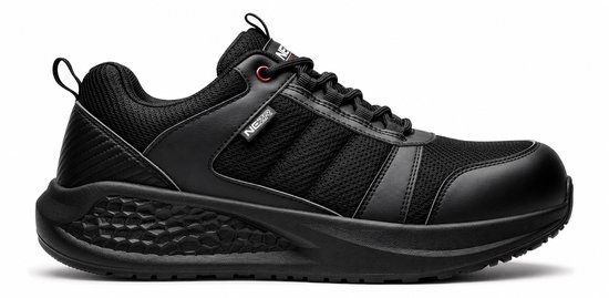 Zwarte werkschoen met ademend mesh en leren accenten, met rubberen zool met honingraatpatroon.