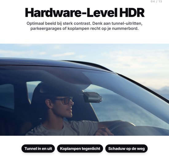 Zwarte dashcam op voorruit van auto, bestuurder met zonnebril kijkt naar de weg.