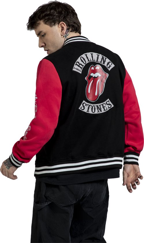 Man met zwarte collegejas met rode mouwen, het Rolling Stones-logo op de rug en gestreepte boorden.