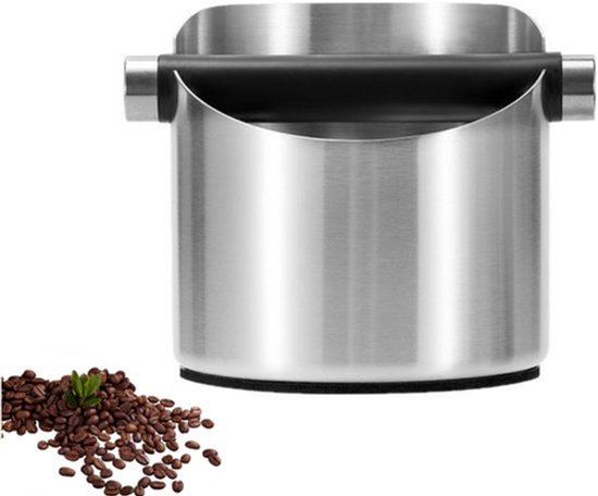 Zilverkleurige RVS koffiedikbak met zwart handvat en stapel koffiebonen.