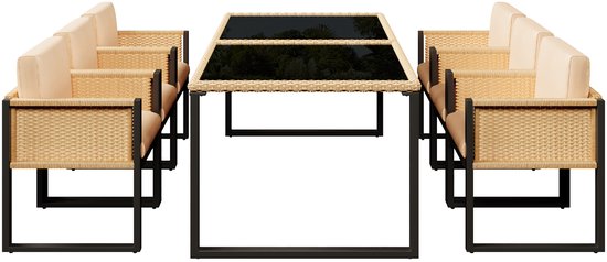 Een eethoek met vier beige stoelen met rotan zijkanten en een tafel met twee zwarte glazen bladen.