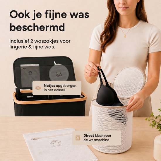 Een vrouw met een beigekleurig T-shirt houdt een zwarte bh vast die uit een wit gaasmandje komt. Naast de wasmand liggen een waszakje en een rond netje.