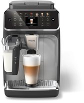 Zwarte Philips 4400 volautomatische espressomachine met touchscreen, melkreservoir en een glas latte macchiato.