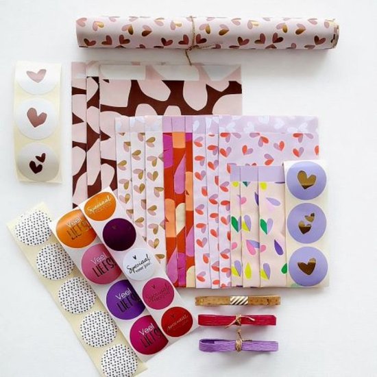 cadeauzakjes, stickers, inpakpapier en lint - thema hartjes