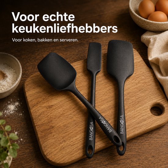 Trois spatules noires en silicone sur une planche à découper en bois avec de la farine et des œufs en arrière-plan. Texte : 'Pour les vrais amateurs de cuisine'.