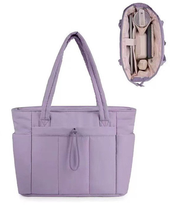 Sac fourre-tout matelassé style puffer lilas clair avec poches latérales rembourrées, fermeture à cordon et intérieur de sac ouvert sur le dessus.