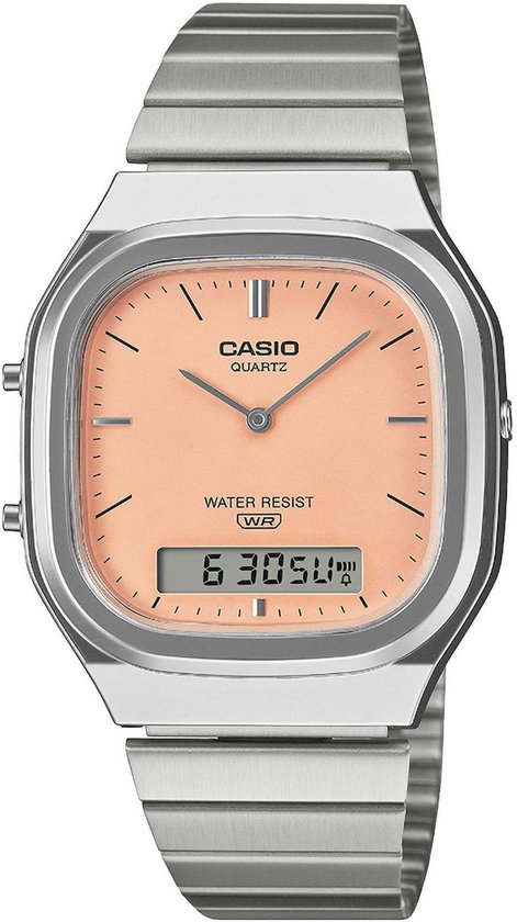 Casio horloge met zilverkleurige band, vierkante perzikkleurige wijzerplaat en digitale weergave.
