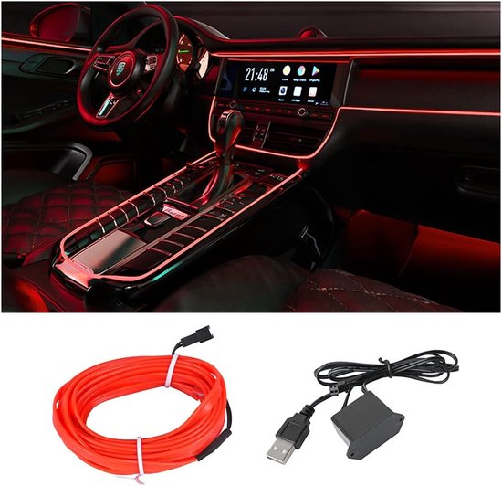 Auto-interieur met rode LED-lichtstrip en de bijbehorende rol met kabel en USB-adapter.