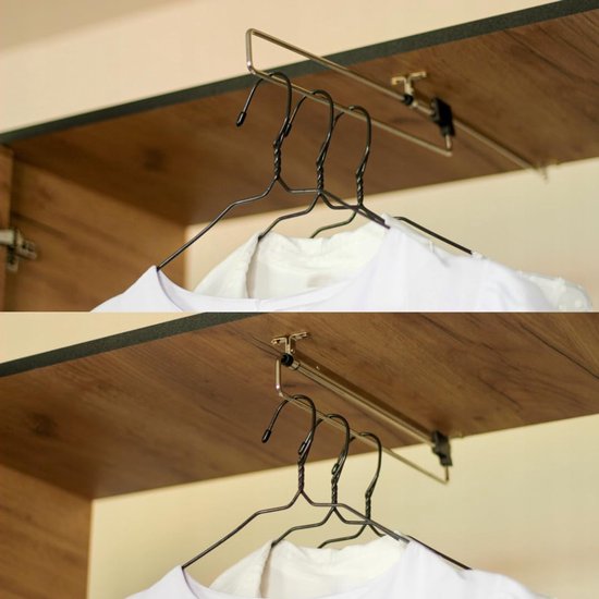 Bovenaanzicht van een uittrekbare kledingroede met zwarte kledinghangers, in een houten kast.