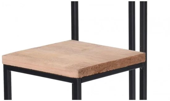 Detail van een vierkant houten plateau met een zwart metalen frame van een plantenstandaard.