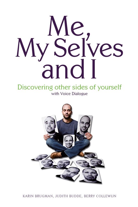 Boekomslag met de titel 'Me, My Selves and I'. Een man zit gehurkt met op kaarten afgebeelde gezichten om zich heen.
