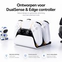 Wit oplaadstation met twee controllers, oranje accenten en sfeerverlichting.