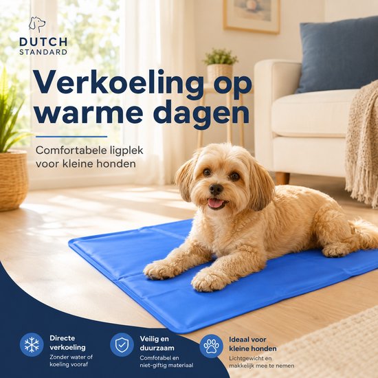 Kleine, lichtgekleurde hond rustend op blauwe koelmat in een woonkamer. Tekst: Verkoeling op warme dagen.