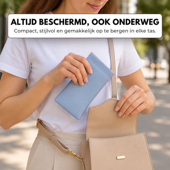 Een vrouw plaatst een hemelsblauwe brillenkoker in een handtas.