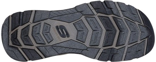 Zool van een bruine Skechers herensandaal met profiel.